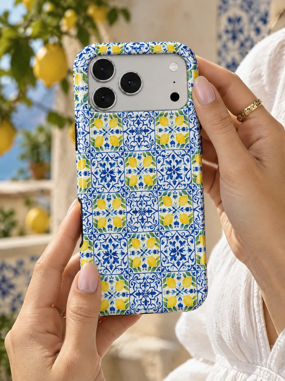 Amalfi Handyhülle mit Öse — Samsung Galaxy S23 Ultra in der Hand