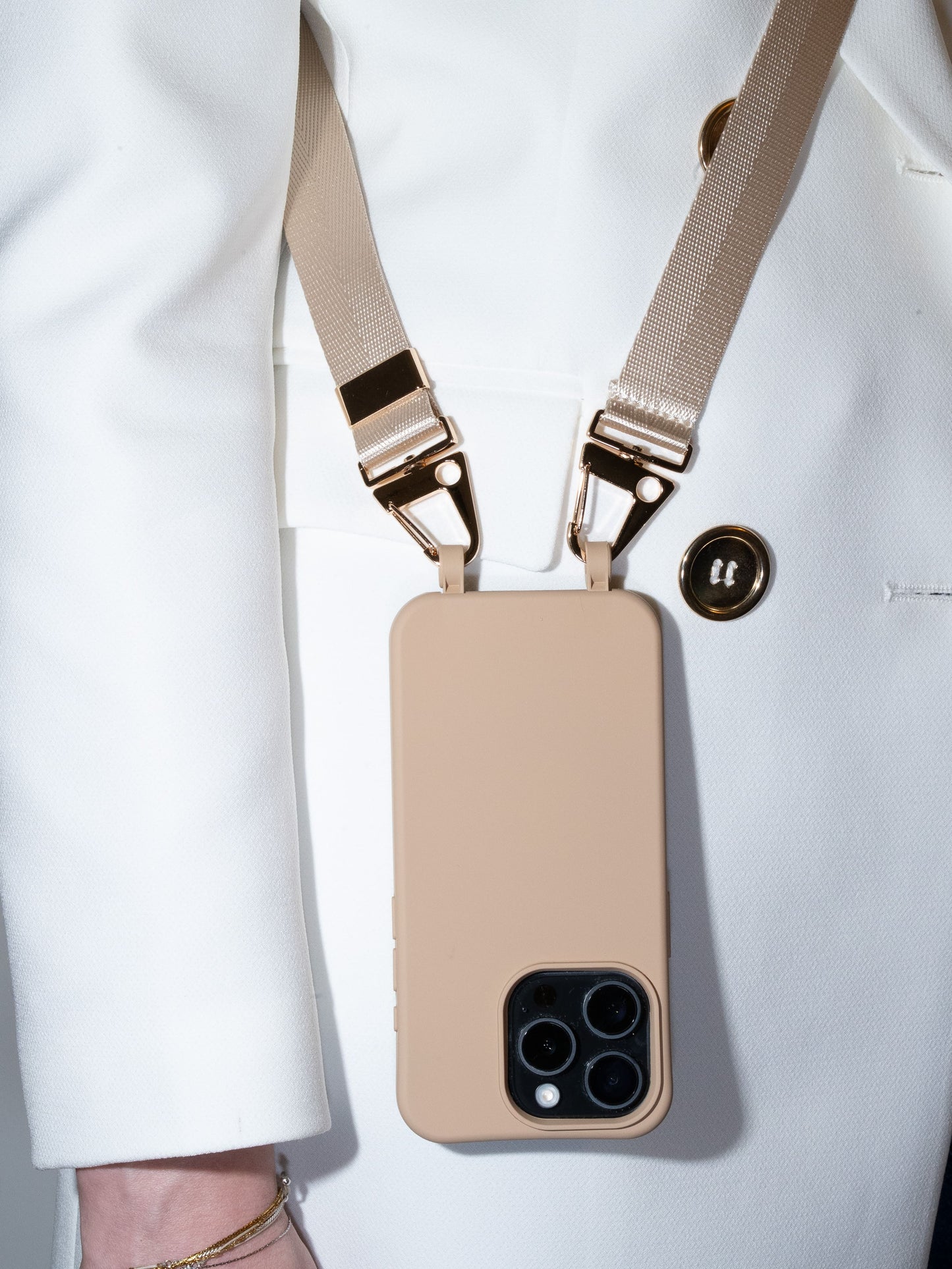 elegantes handyband mit goldenen karabiner zum umhängen