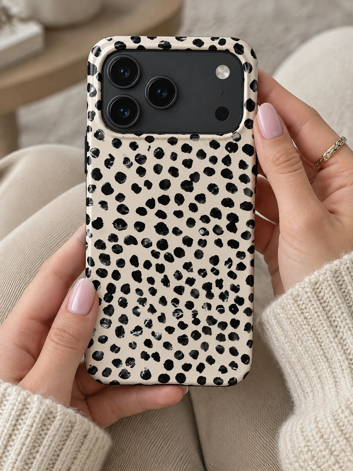 Dalmatiner Handyhülle mit Öse — iPhone 13 Pro Max in der Hand