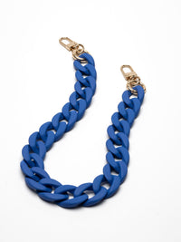 ein handyband in blau mit goldenen Karabinern 