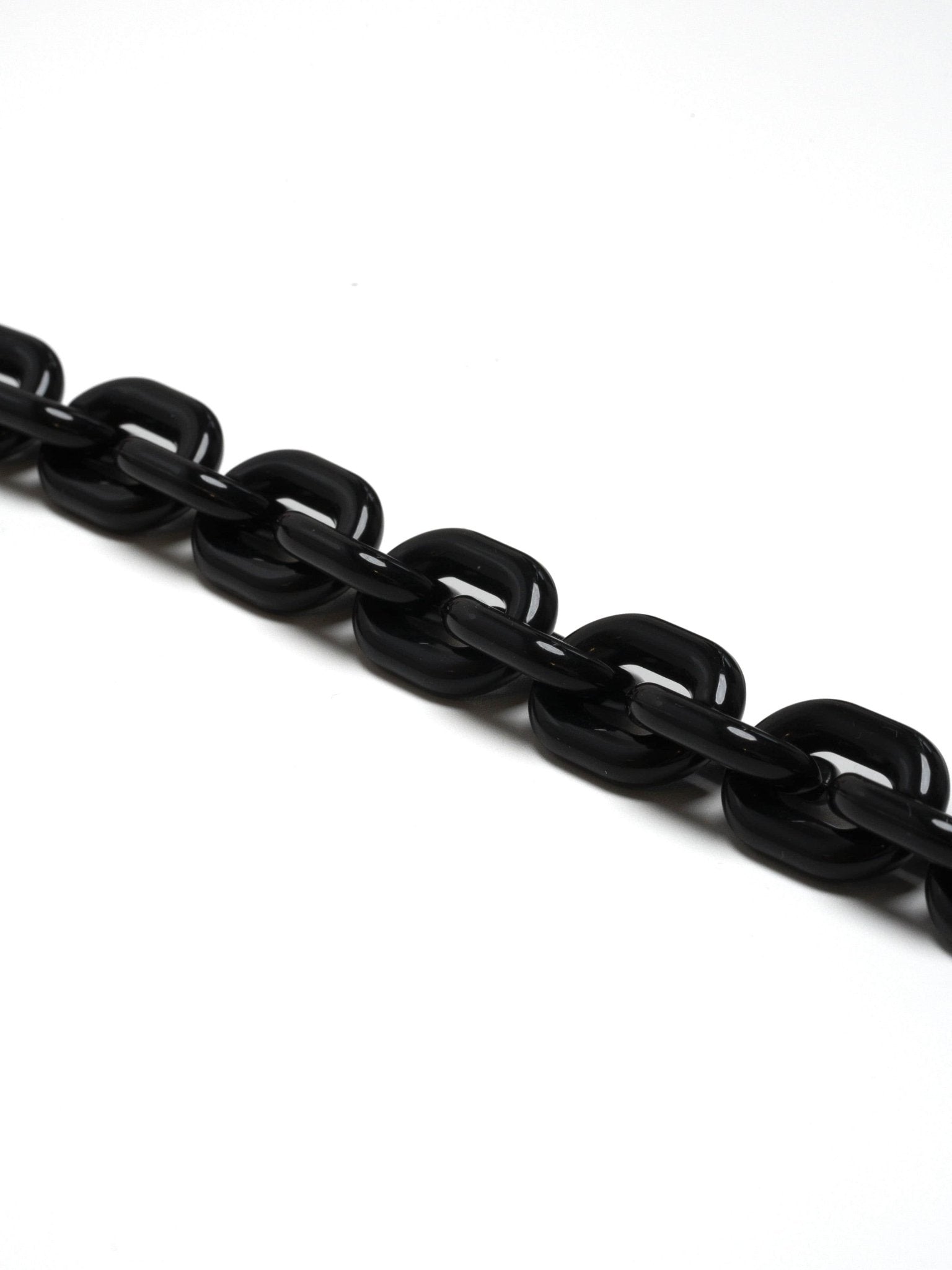 Handykette Deep Black - Susanno Schwarzes Handyband für iPhone 14 Pro, ausgestattet mit abnehmbarer Kette