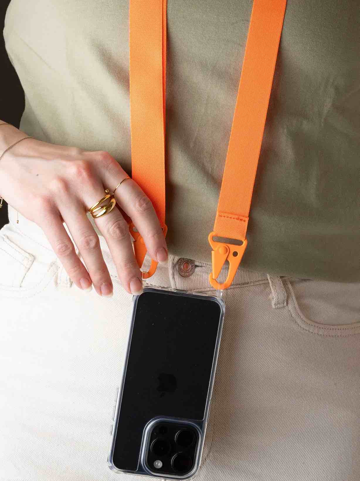 handyhülle mit orangener handykette