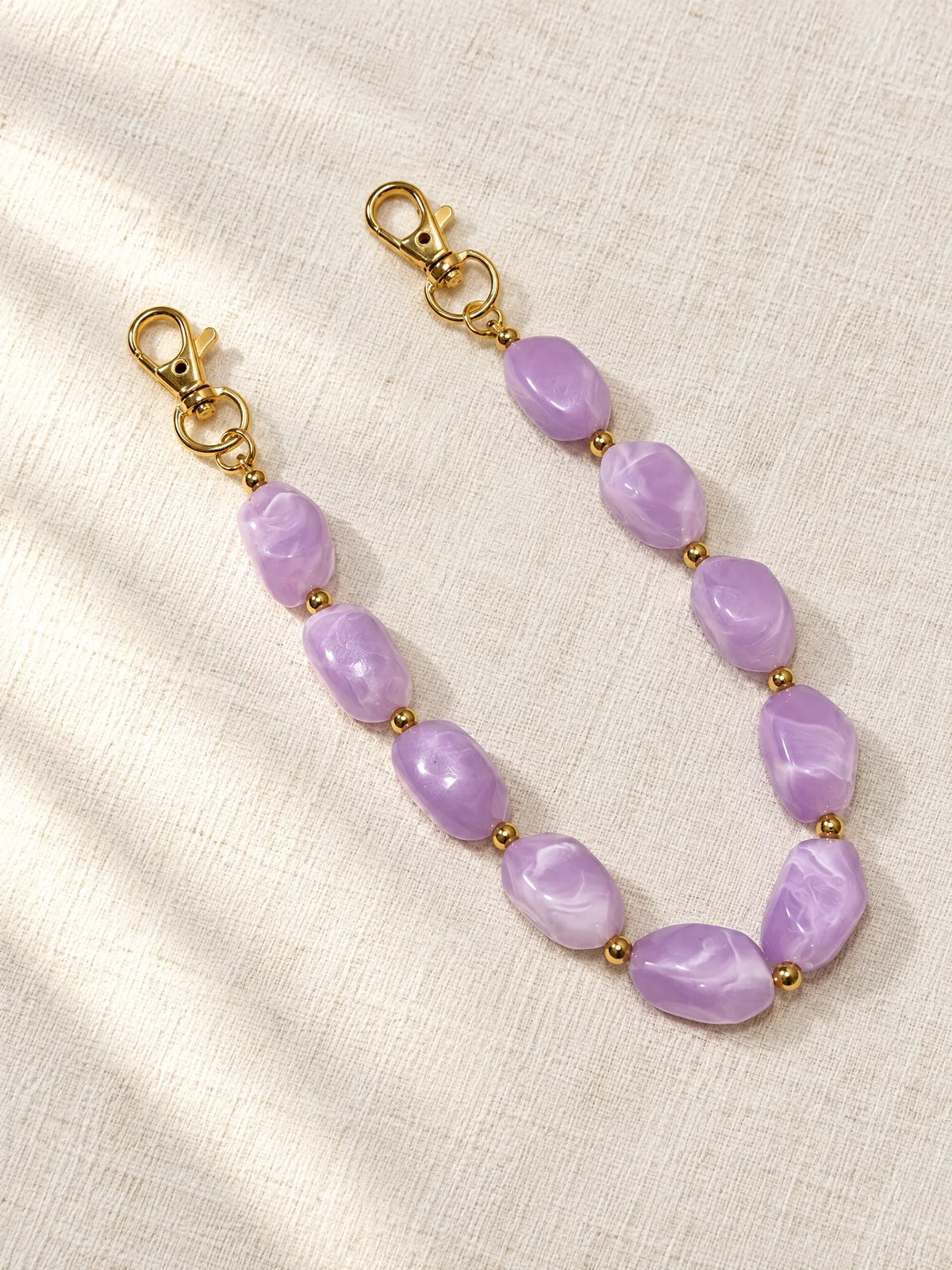 Handykette PerlenEdition Amethyst mit unregelmäßigen Perlen und goldenen Karabinern