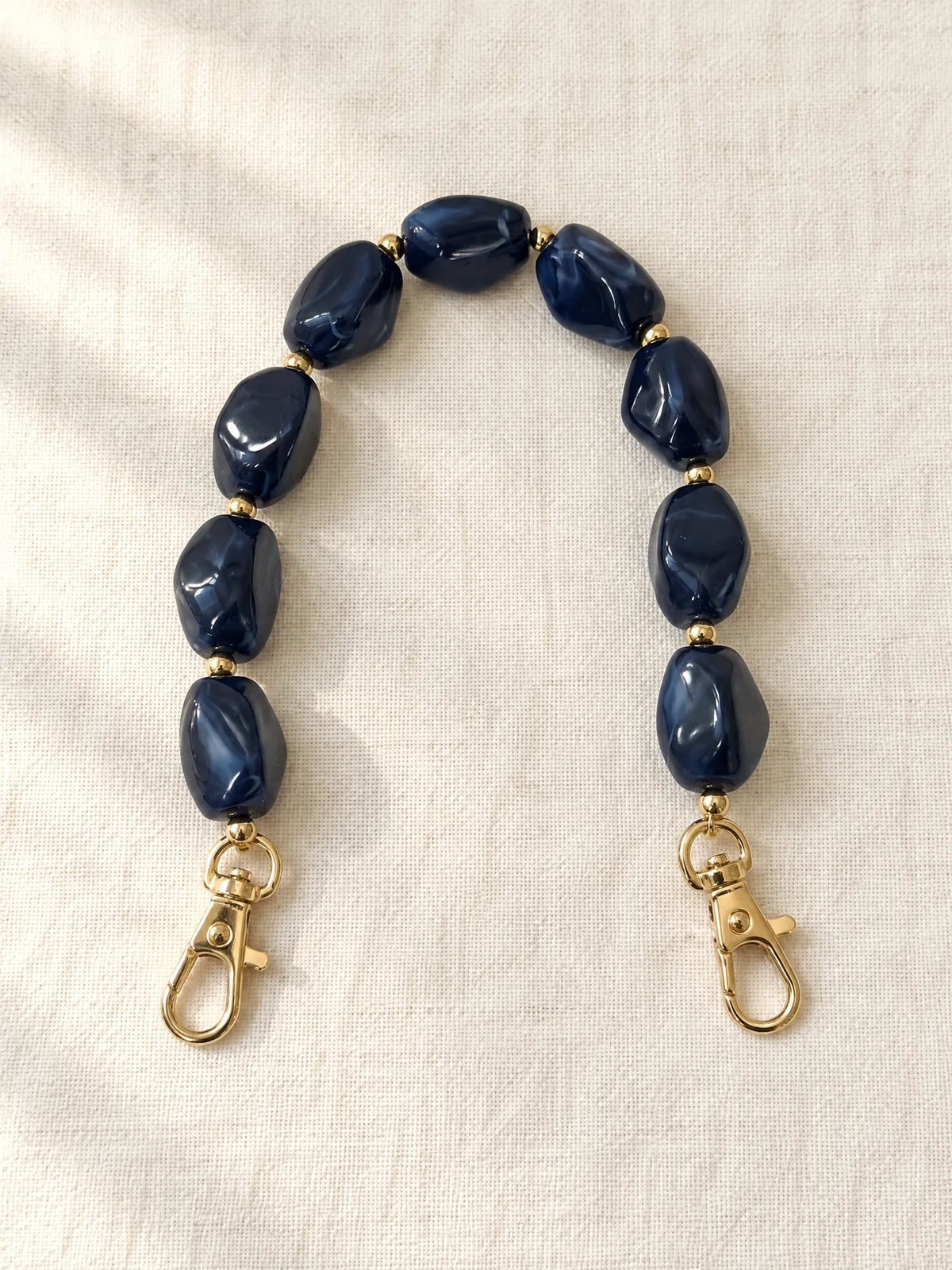 Handykette PerlenEdition Saphir mit unregelmäßigen Perlen und goldenen Karabinern