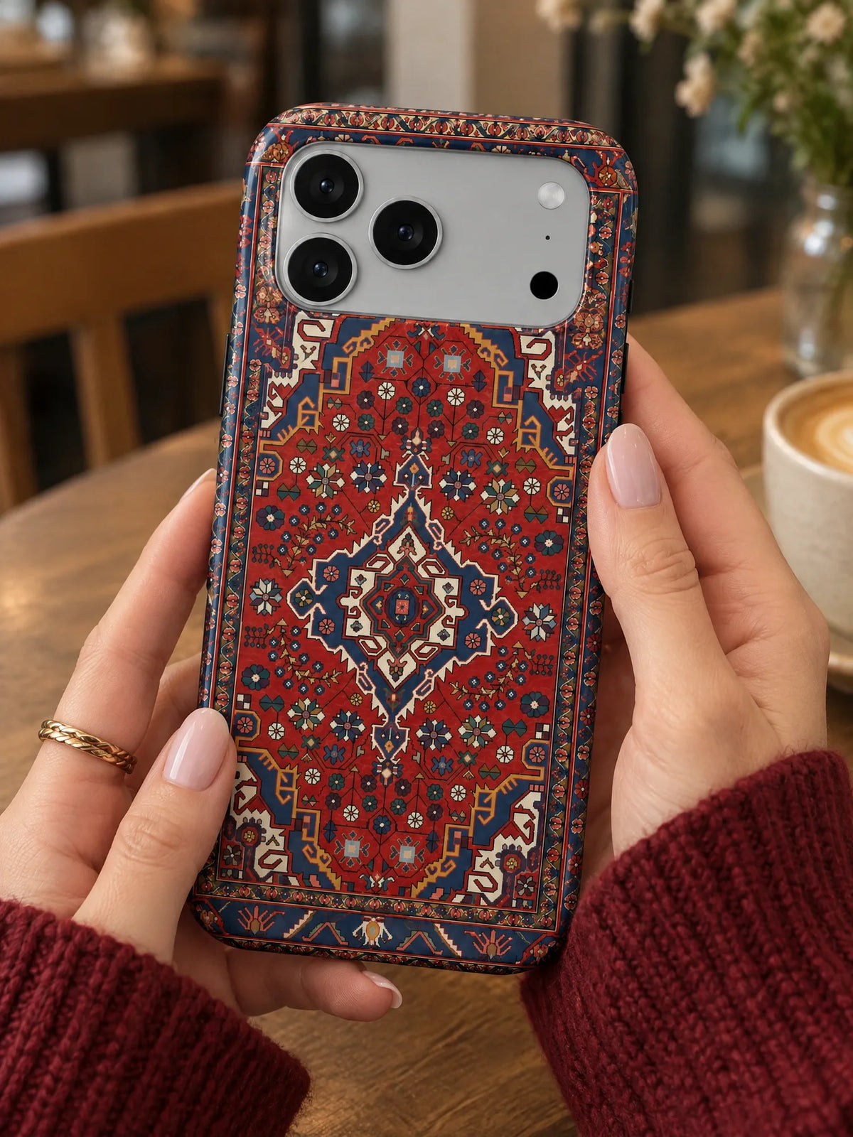 Kelim Handyhülle mit Öse — Samsung Galaxy A14 in der Hand