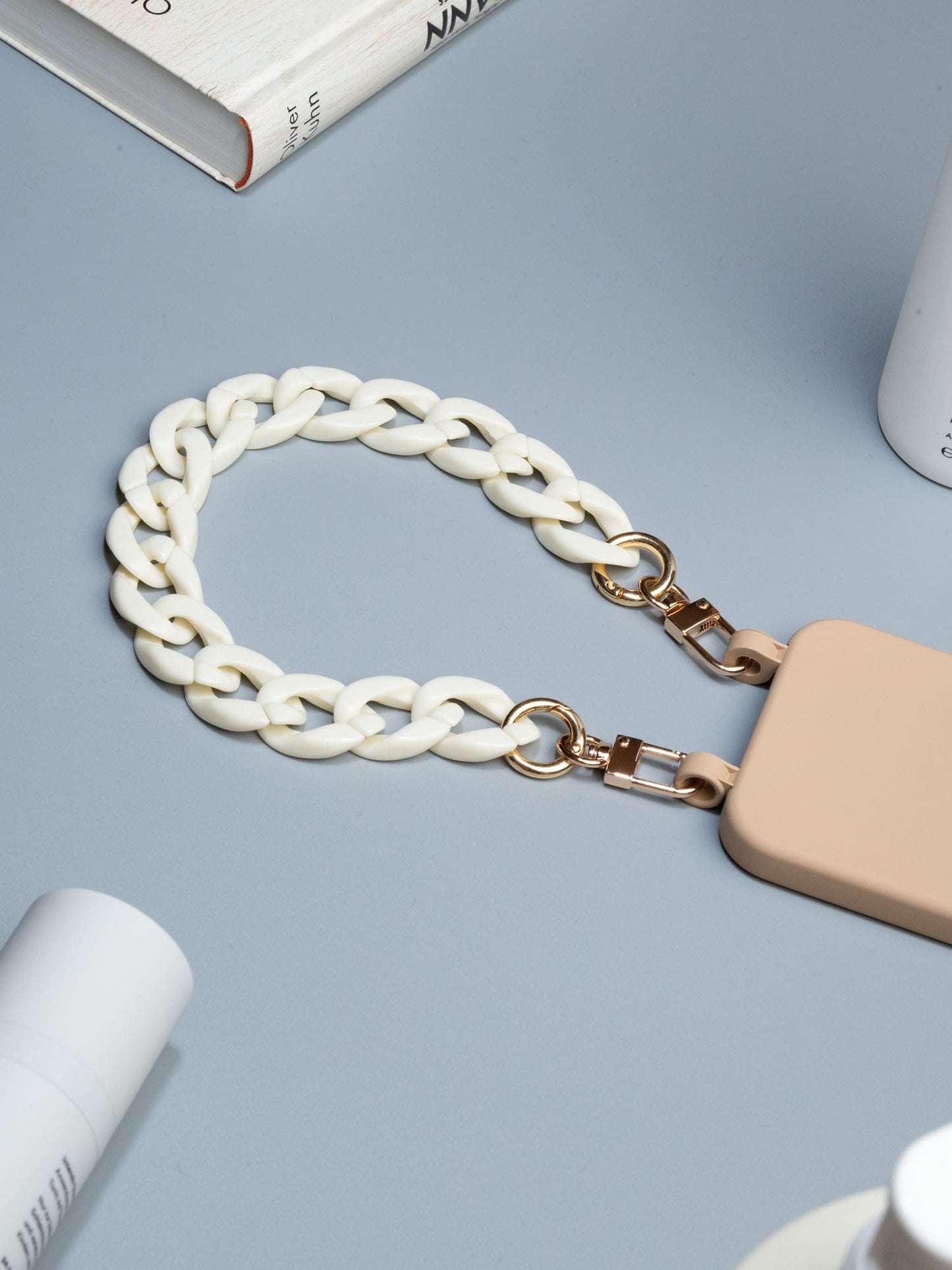 Kurze Handykette in weiss mit beige handyhülle für iPhone 17