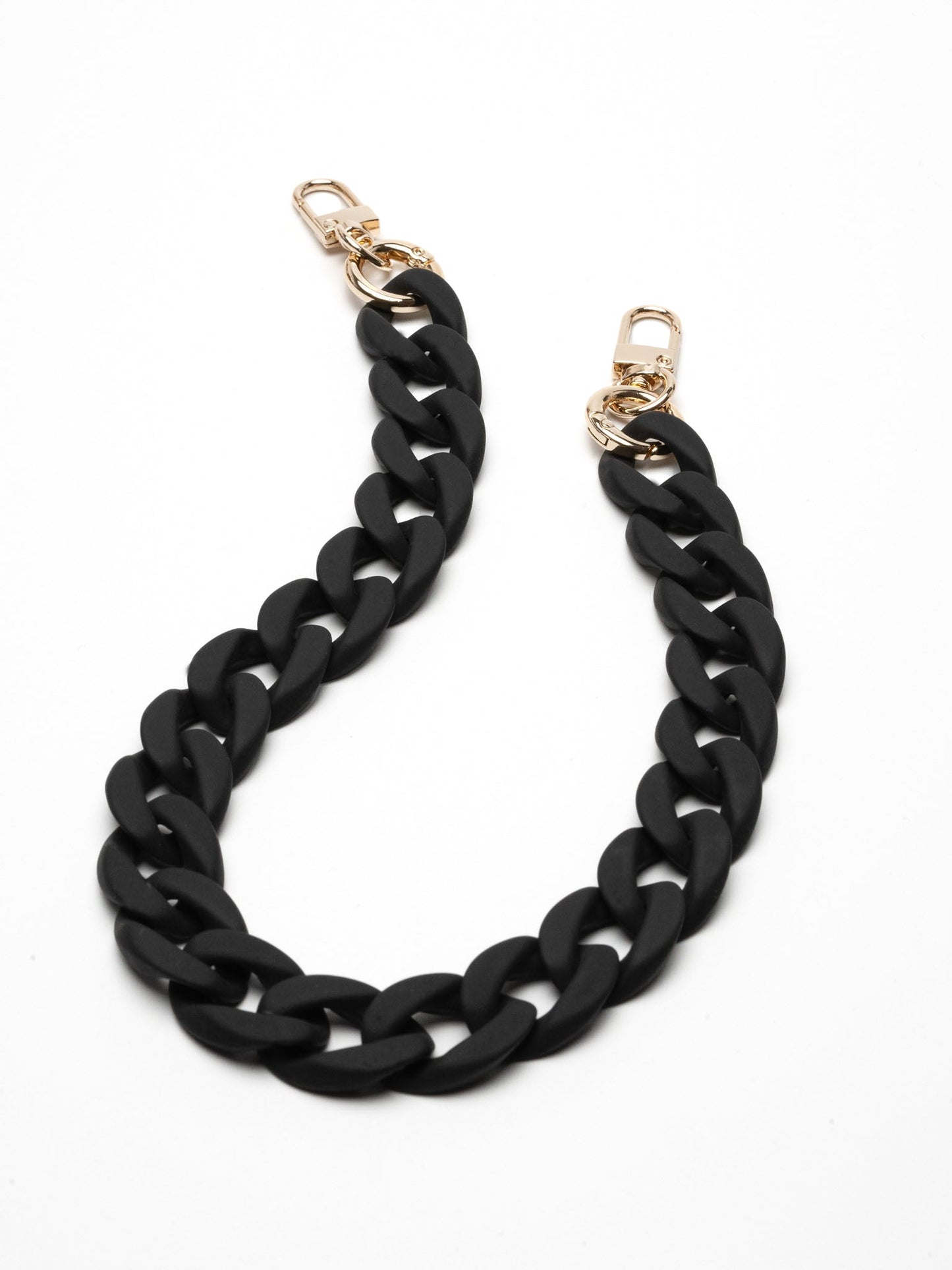 kurze schwarze handykette mit goldenen Accessoires 