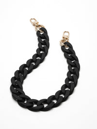 kurze schwarze handykette mit goldenen Accessoires 