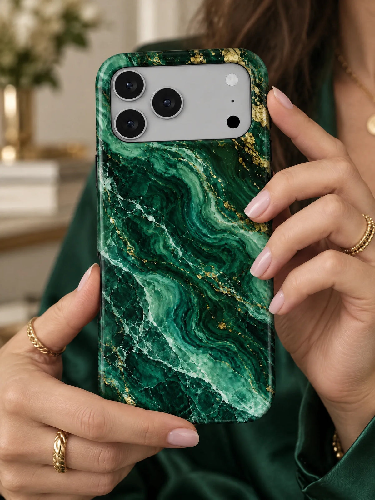 Marmor Smaragd Handyhülle mit Öse — iPhone 17 in der Hand