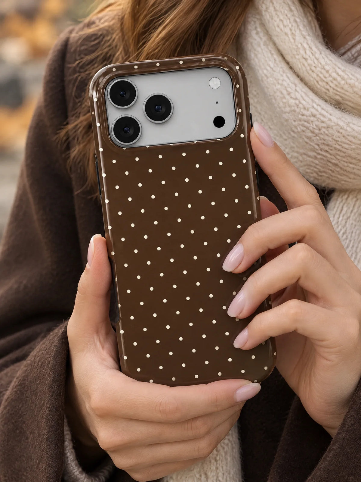 Punkte Braun Handyhülle mit Öse — iPhone 17 Pro Max in der Hand