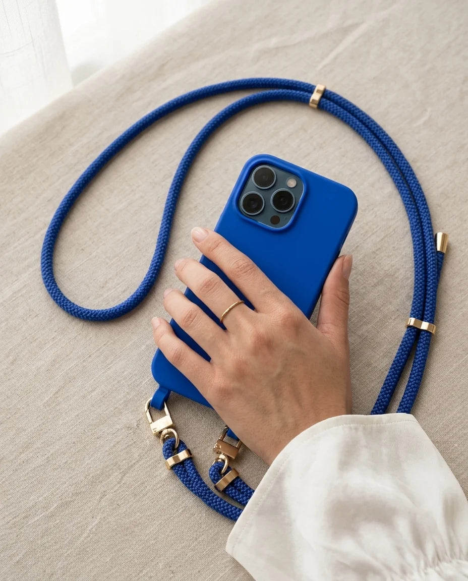 Royal Blau Handyhülle mit Ösen für iPhone – Cobalt Silikon mit blauer Kordel und goldenen Karabinern