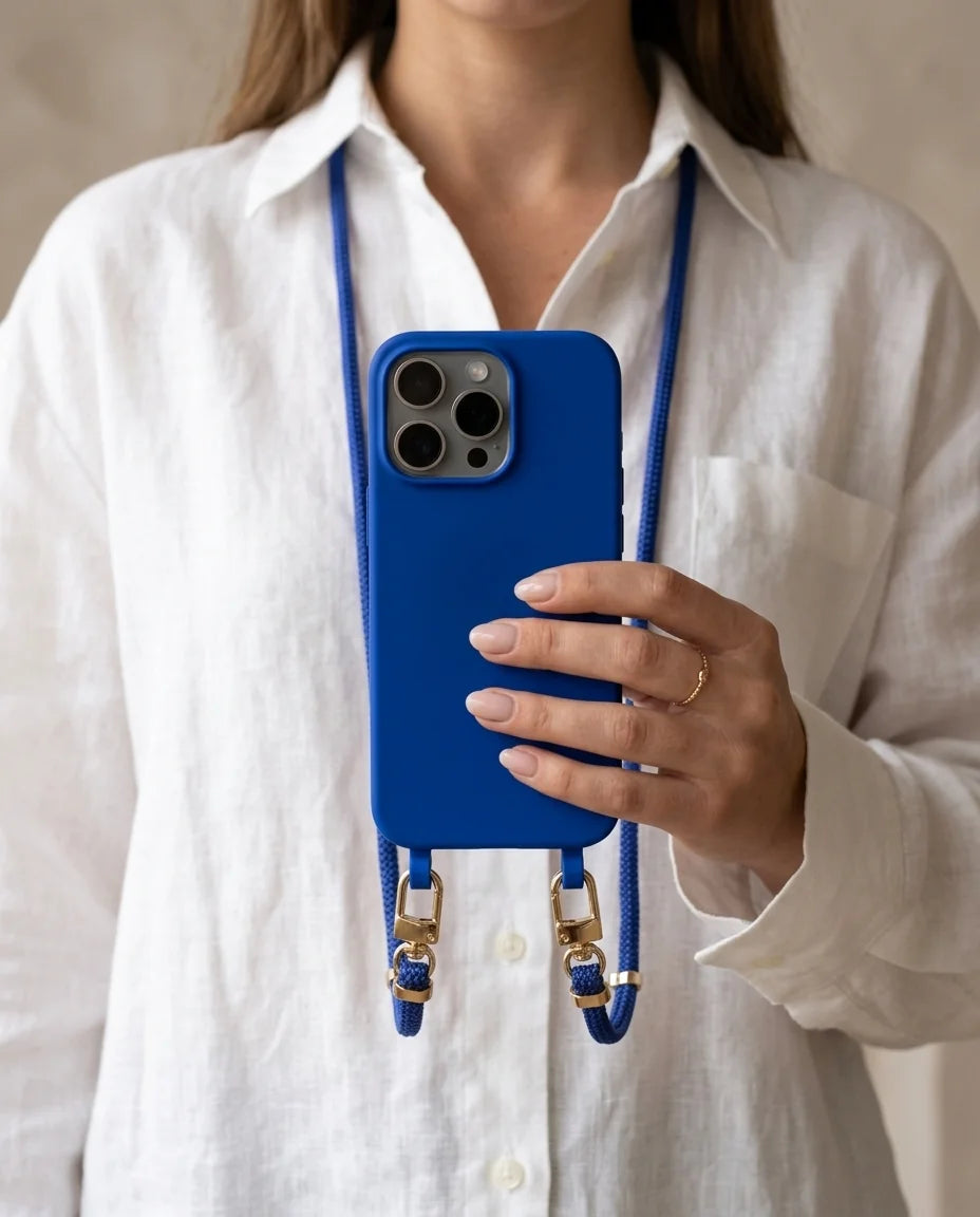 Royal Blau Handyhülle mit Ösen für iPhone – Cobalt Silikon mit blauer Kordel und goldenen Karabinern (am Hals getragen)