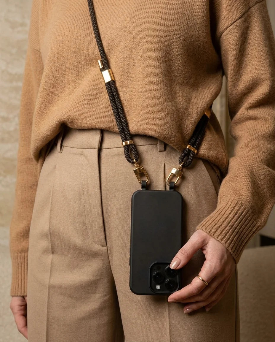 Onyx MagSafe Handyhülle mit Ösen für iPhone – Schwarz Silikon mit schwarzer Kordel und goldenen Karabinern