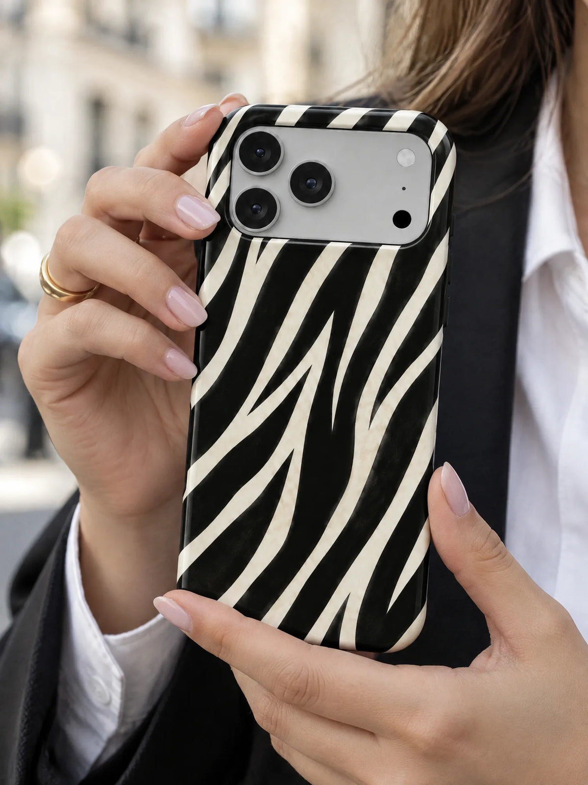 Zebra Handyhülle mit Öse — Samsung Galaxy A16 in der Hand